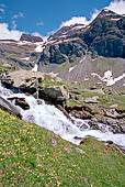 Salita al Passo dei Salati tra la Valsesia e la Valle del Lys. Il ruscello che si immette nel lago Gabiet (2.370 metri slm).